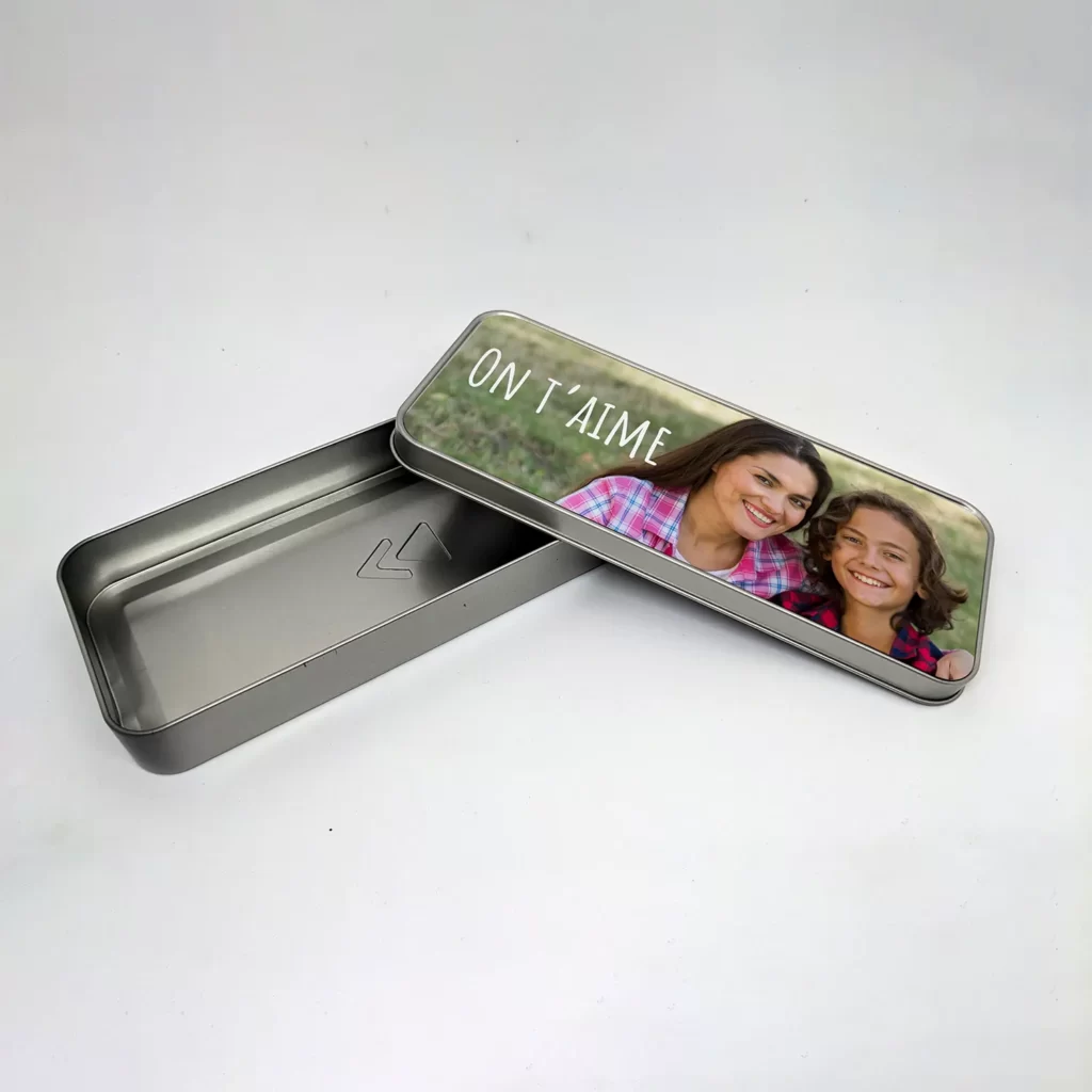 Boite à cadeau personnalisée en métal avec une photo et un message imprimés sur le couvercle