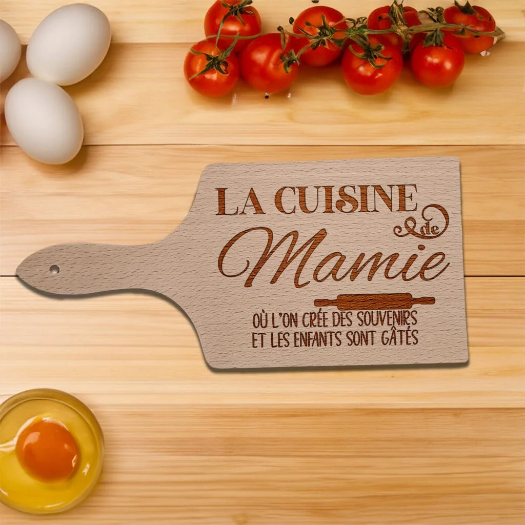 Planche à découper personnalisée avec une gravure pour une mamie